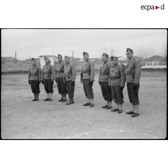 Le colonel Bondis et le lieutenant-colonel Eberlé, aux côtés d'officiers.