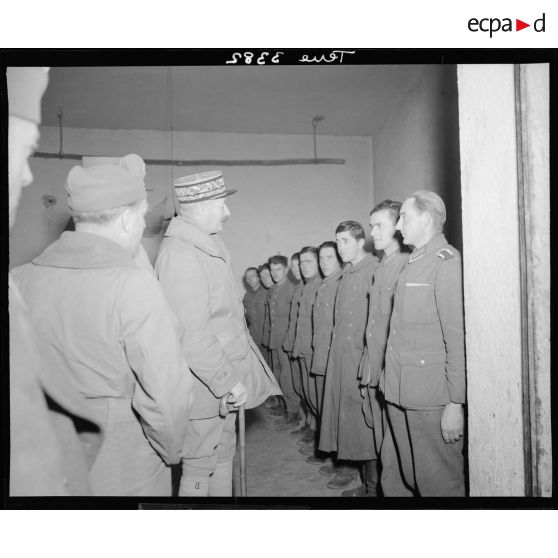 Inspection de prisonniers allemands par le général Giraud.
