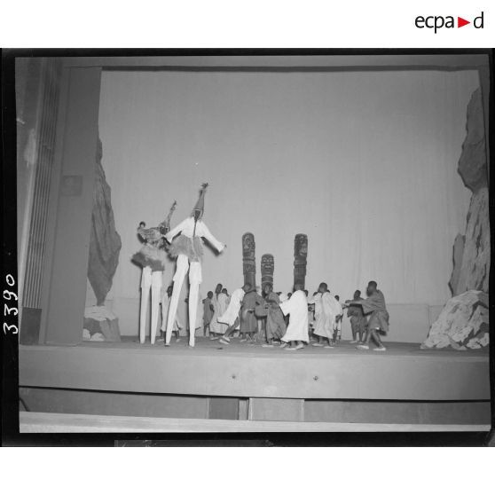 Danse traditionnelle sur échasses de Côte d'Ivoire lors du gala de l'Empire.