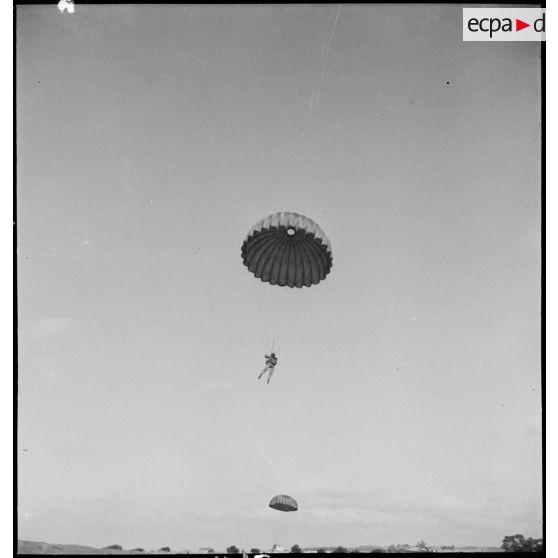 Un élève parachutiste en plein vol.