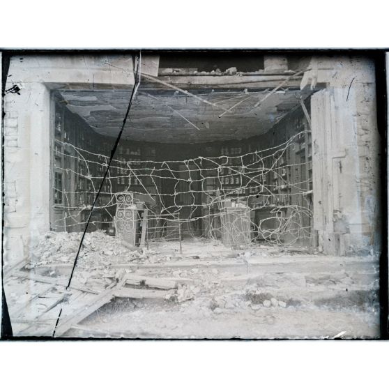 Bétheny (Marne) près de Reims : entrée du boyau de la bonbonnière dans une cour de ferme en ruines. [légende d’origine]