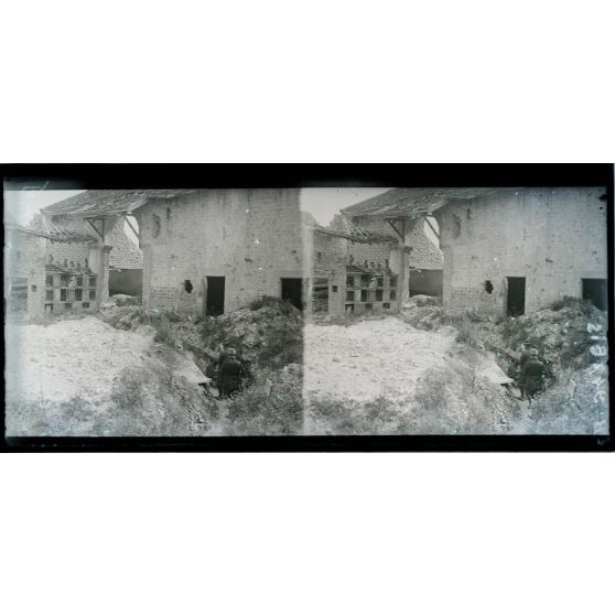 [Entrée d'un boyau dans une cour de ferme.]