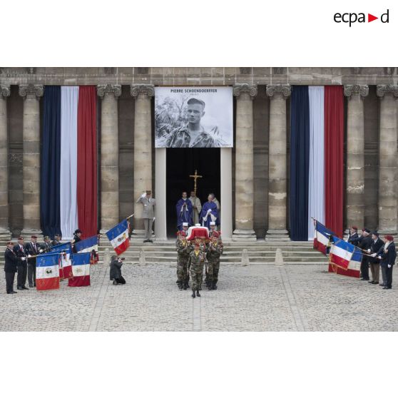 Cérémonie d'obsèques de Pierre Schoendoerffer dans la cour d'honneur de l'Hôtel national des Invalides.