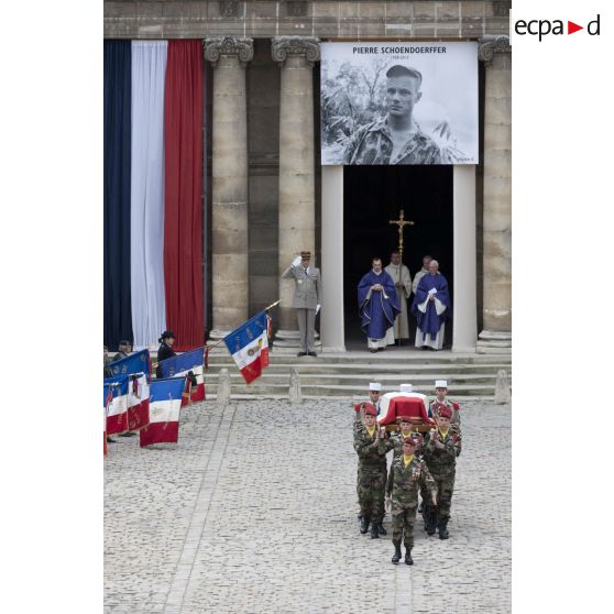 Cérémonie d'obsèques de Pierre Schoendoerffer dans la cour d'honneur de l'Hôtel national des Invalides.