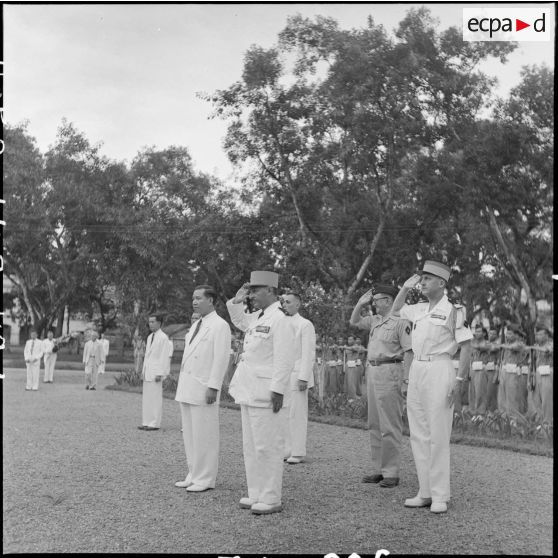 Les hautes personnalités françaises et vietnamiennes accueillent la "Flamme du souvenir".