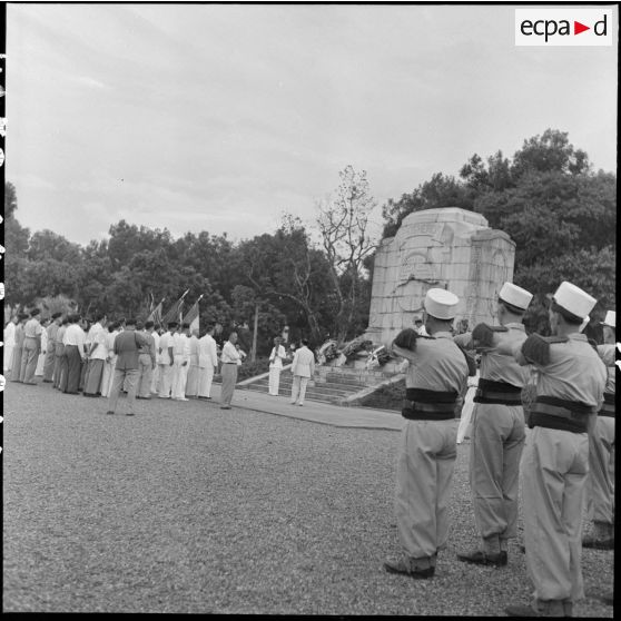 La flambeau de la "Flamme du souvenir" est transporté devant le monument aux morts de la Maison du combattant.
