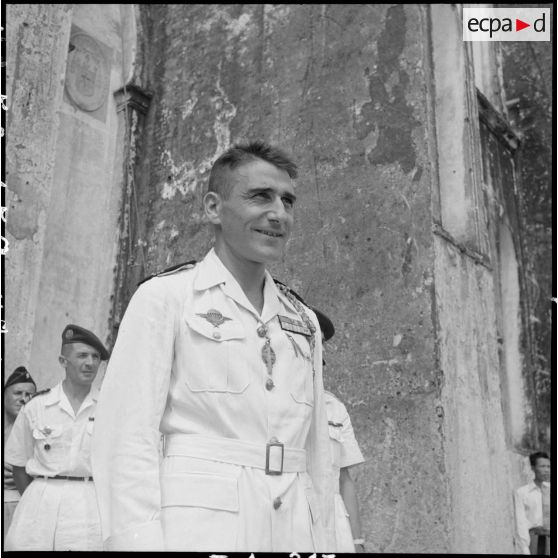 Officiers devant un édifice religieux à l'occasion de la messe de la Saint-Michel.