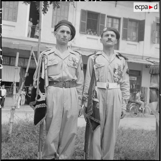 Portrait de deux parachutistes.