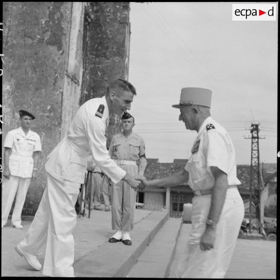A l'occasion de la messe de la Saint-Michel, le général de Linarès rencontre un officier.