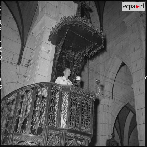 Discours d'un offcier lors de la messe de la Saint-Michel.