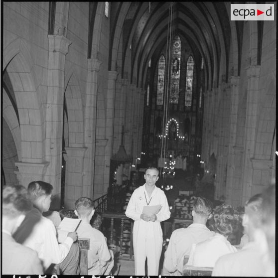 Discours d'un offcier lors de la messe de la Saint-Michel.