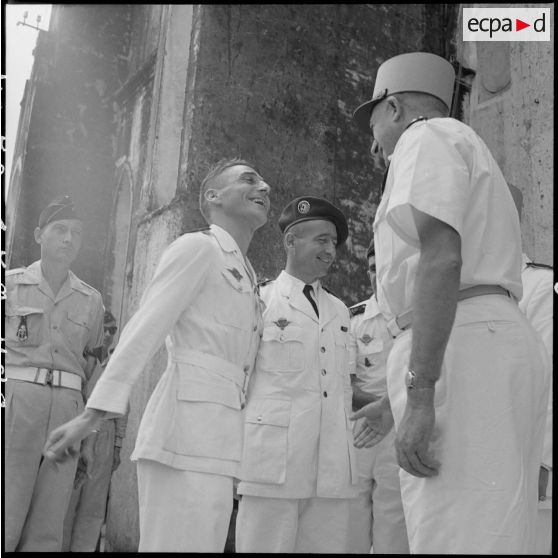 Le général de Linarès, le lieutenant-colonel Ducournau et un aumônier militaire devant un édifice religieux.