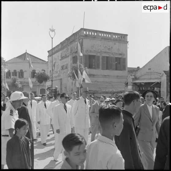 Après la consécration épiscopale de Monseigneur Seitz, un cortège processionnel se dirige vers l'archevêché.