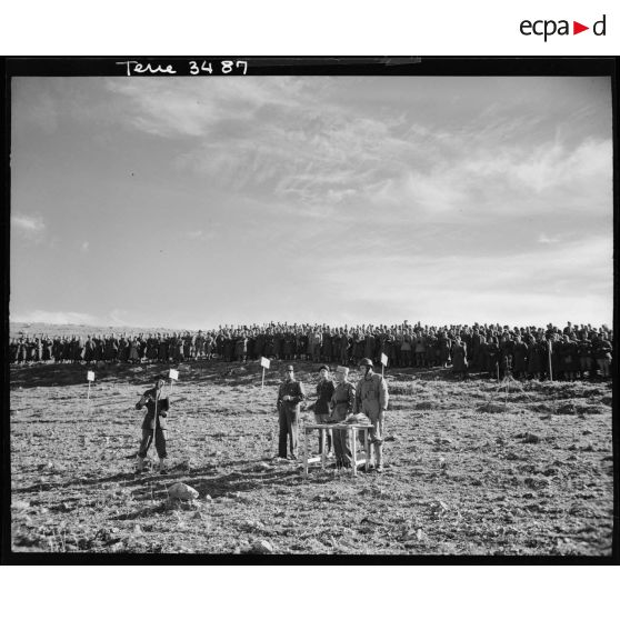 En présence du général d'armée Jean de Lattre de Tassigny, commandant l'armée B (future 1re armée), le général de division Jean Touzet du Vigier, commandant la 1re division blindée (DB), explique les phases de la manoeuvre de sa grande unité à des officiers et sous-officiers rassemblés.