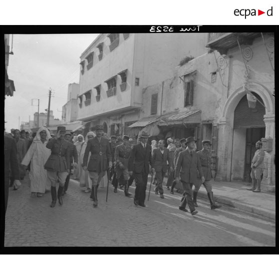 Le général Giraud visite la médina de Salé avec le général Colette.