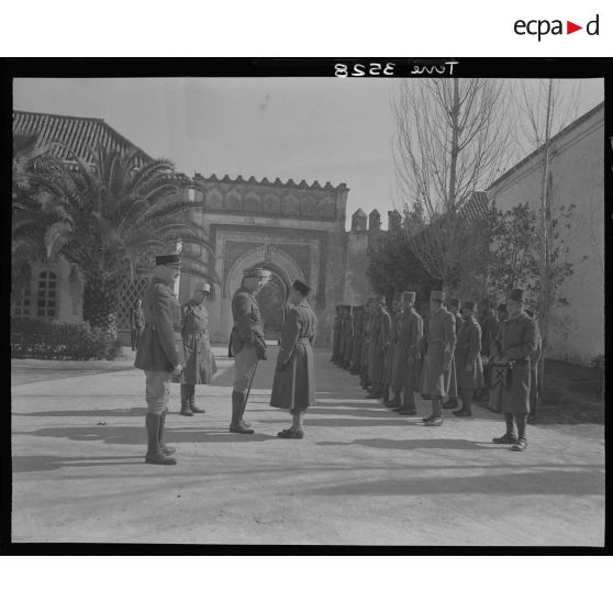 Le général Giraud à la résidence de Fès.