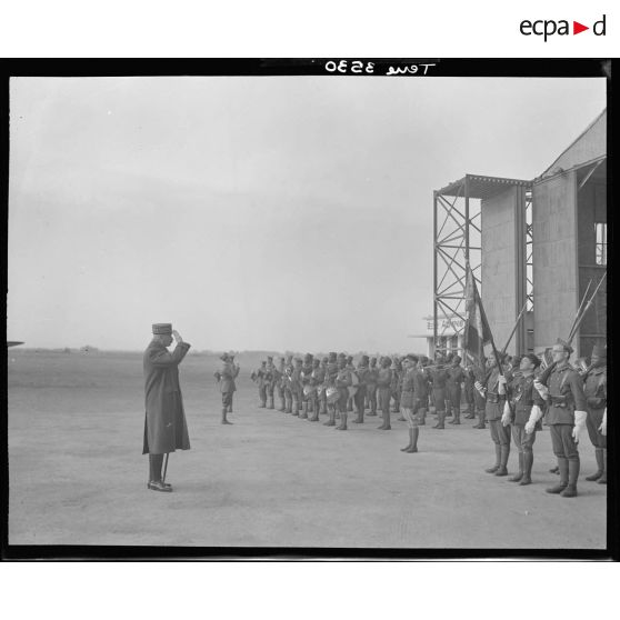 Salut au drapeau du général Giraud.