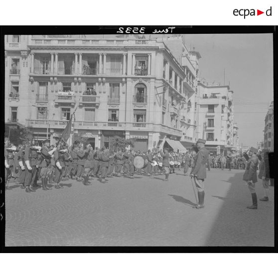 Le général Giraud salue le drapeau du 1er régiment de zouave.