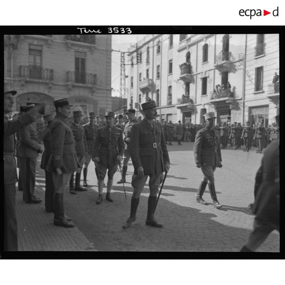 Le général Giraud dans une rue à Casablanca.