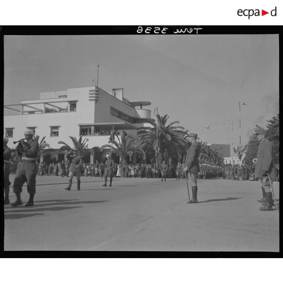 A Fédala, les troupes défilent devant Giraud qui les salue.
