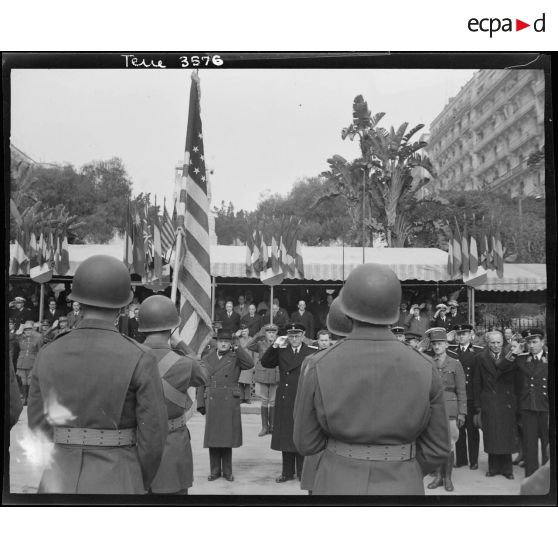 André Le Trocquer et M. Bogomolov saluent le drapeau américain.