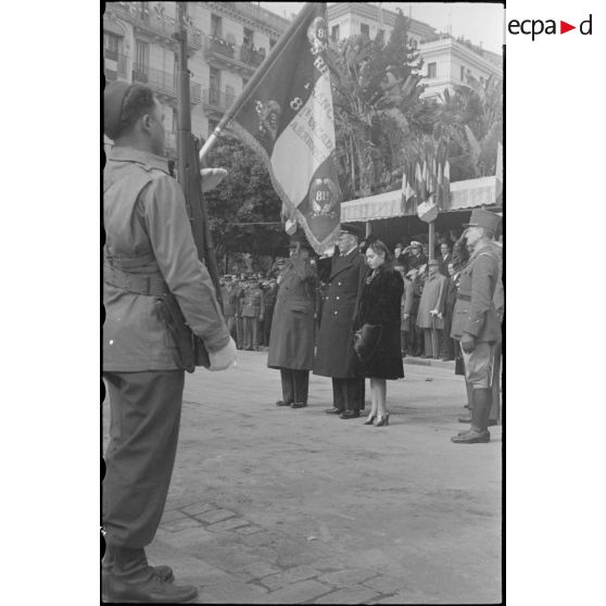 André Le Trocquer et M. Bogomolov saluent le drapeau français.