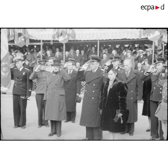 André Le Trocquer, M. Bogomolov et sa femme saluent un drapeau allié.