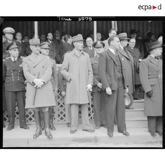 Le général Giraud, le général Catroux, M. Jacquinot pendant le défilé.