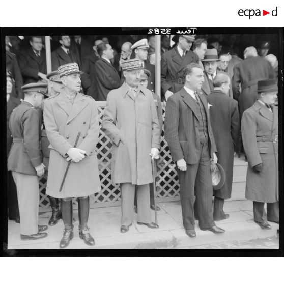 M. Jacquinot, commissaire à la Marine, et les généraux Giraud et Catroux pendant le défilé.