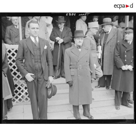 M. Jacquinot et André Le Trocquer pendant le défilé.