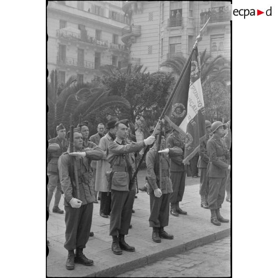 Le drapeau des parachutistes et sa garde d'honneur.