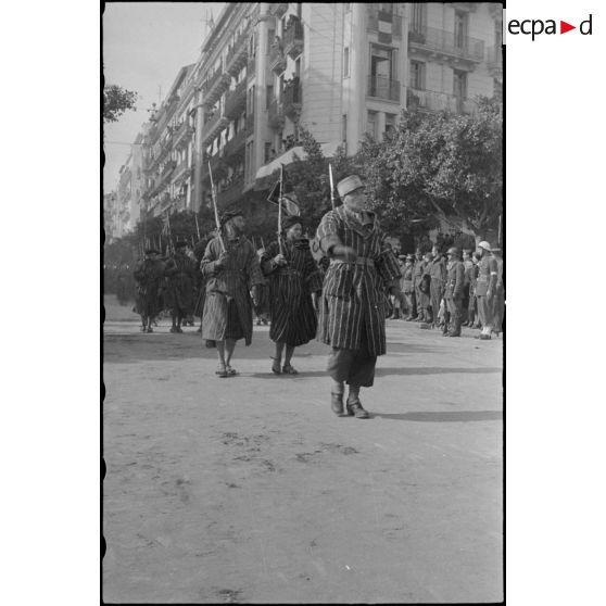Les tabors défilent devant la tribune officielle.