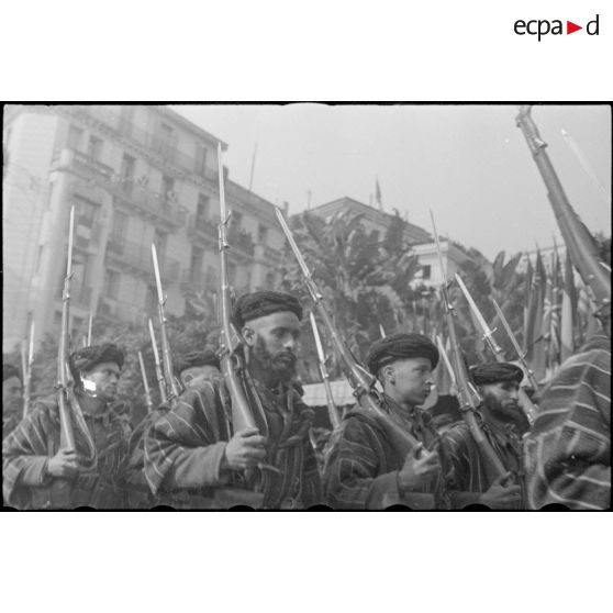 Les tabors défilent devant la tribune officielle.