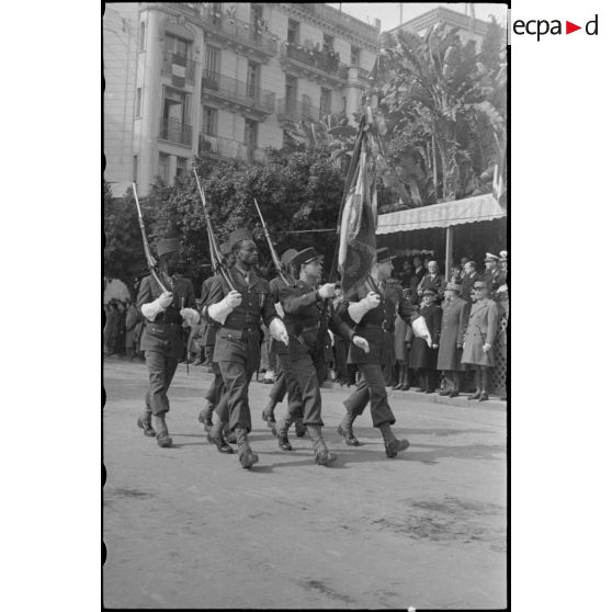 Défilé du drapeau des tirailleurs sénégalais.