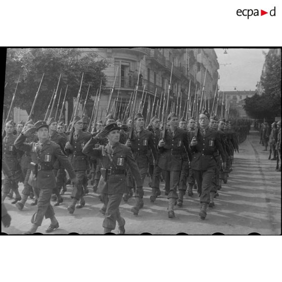 L'infanterie coloniale défile devant la tribune.