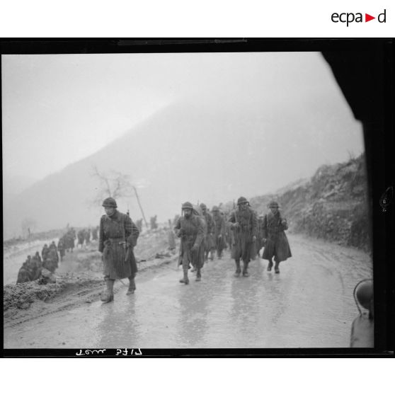 Les tirailleurs du 6e RTM montent en ligne.