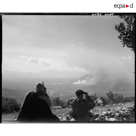 Les généraux de Monsabert et Juin observent le bombardement de Cassino.