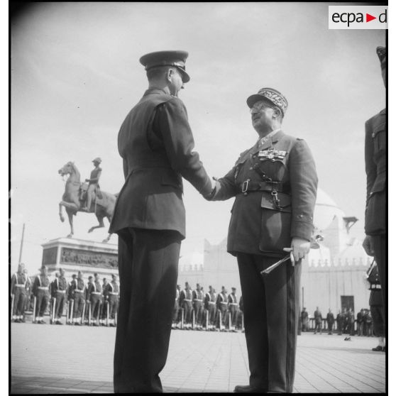 Cérémonie de remise de décorations à des officiers alliés.