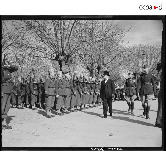 André L eTrocquer passe en revue les élèves aspirants de Cherchell.