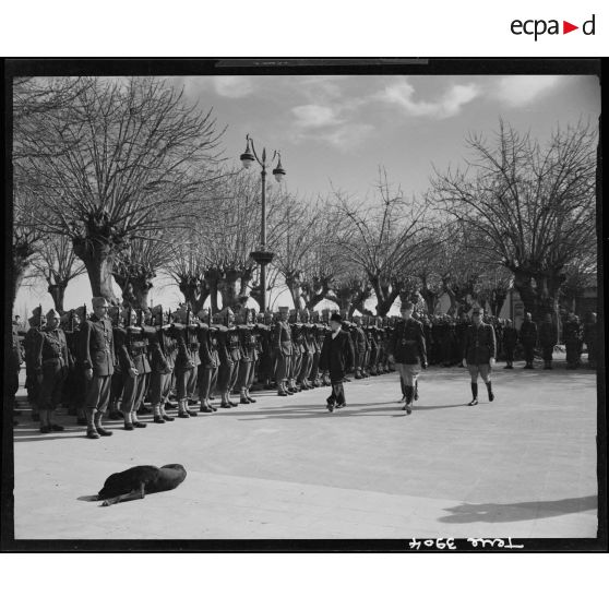 André Le Trocquer passe en revue les élèves aspirants de Cherchell.