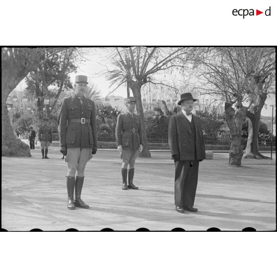 André Le Troquer et le général Leyer faces aux élèves aspirants de Cherchell.