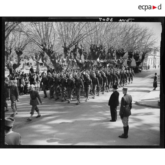Défilé des élèves aspirants de Cherchell devant André Le Trocquer et le général Leyer.