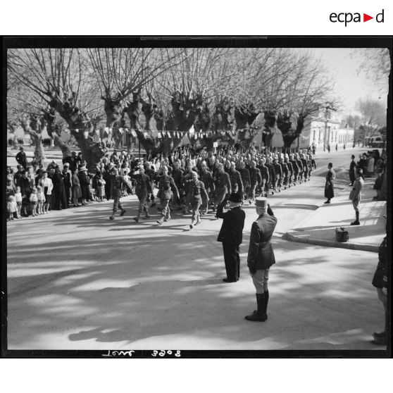 Défilé des élèves aspirants de Cherchell devant André Le Trocquer et le général Leyer.