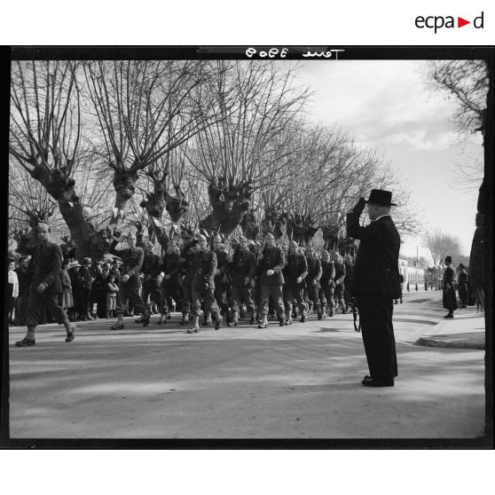 Défilé des élèves aspirants de Cherchell devant André Le Trocquer et le général Leyer.