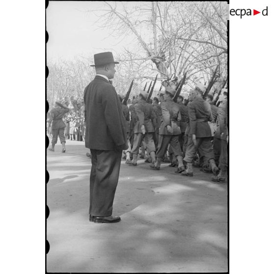 Les élèves de Cherchell défilent devant André Le Troquer.