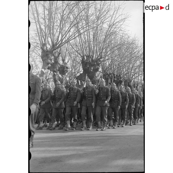 Les élèves de Cherchell défilent devant André Le Troquer.