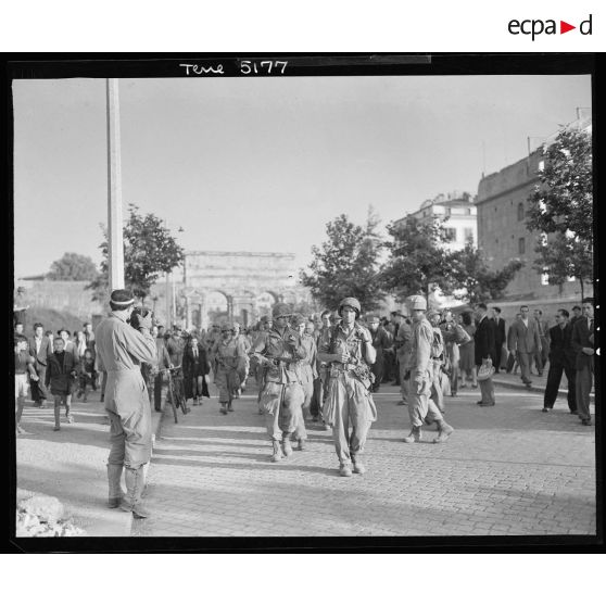 A Rome, à proximité de la porte Maggiore, des prisonniers allemands escortés par des soldats américains, sont filmés par Raymond Méjat, caméraman du Service cinématographique de l'armée (SCA).