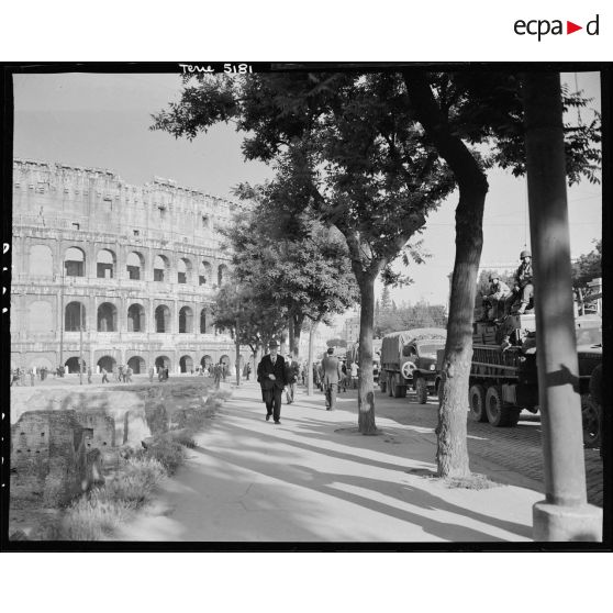 Colonne de véhicules de la Ve armée américaine sur la via Labicana à Rome. A l'arrière-plan, le Colisée.