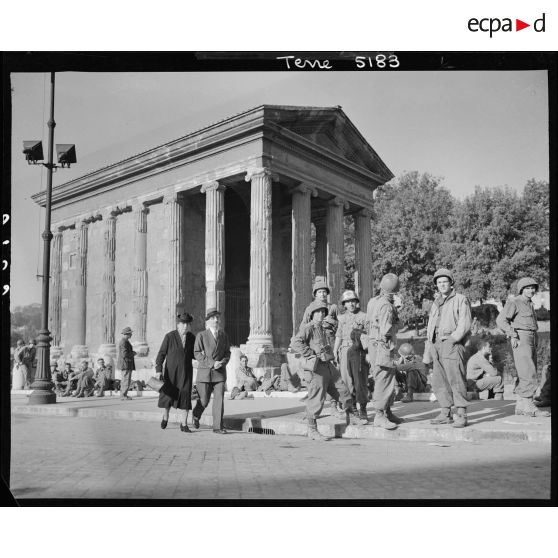 Des fantassins américains de la 34th infantry division (division d'infanterie) font une halte devant le temple de Portunus dans Rome libérée.<br>