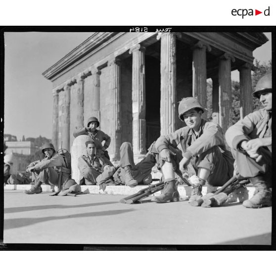 Des fantassins américains de la 34th infantry division (division d'infanterie) font une halte devant le temple de Portunus dans Rome libérée.<br>